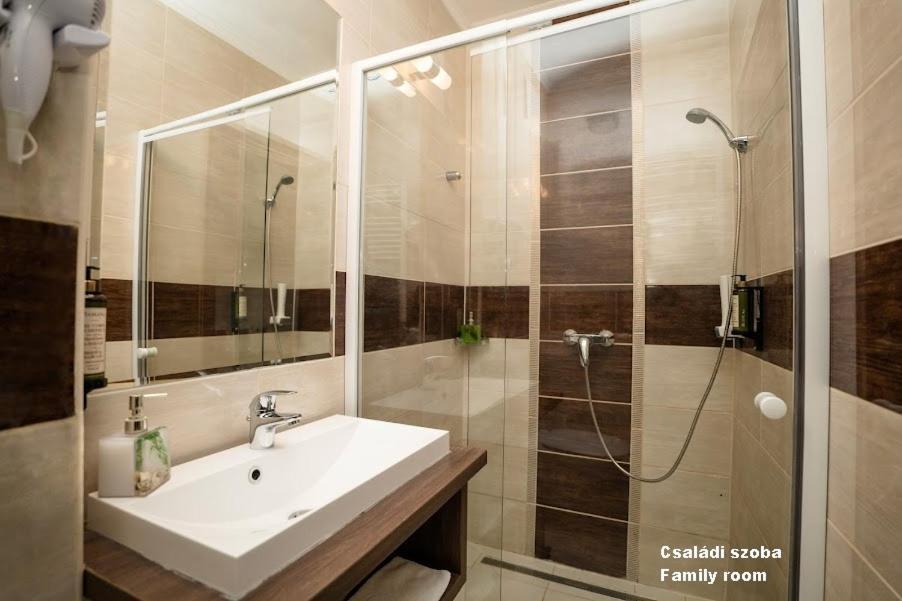 Hotel Irisz Mestecǎneşti Exterior foto