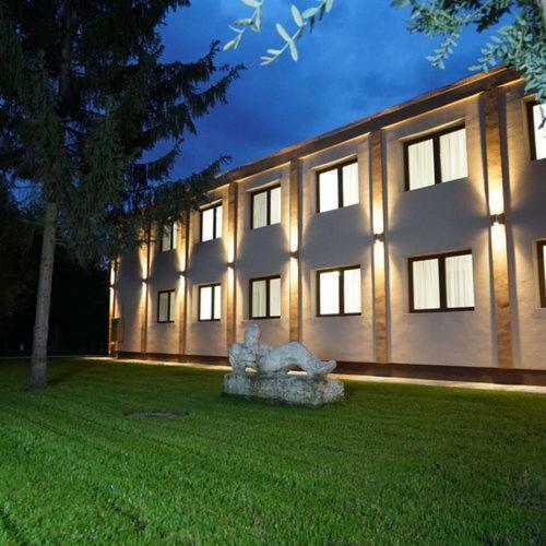 Hotel Irisz Mestecǎneşti Exterior foto